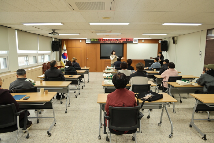 양주시(시장 강수현)는 10일 신규농업인이 성공적으로 양주에 정착할 수 있도록 실시한‘2023 신규농업인 기초영농기술교육’을 성공적으로 마치고 수료식을 가졌다.