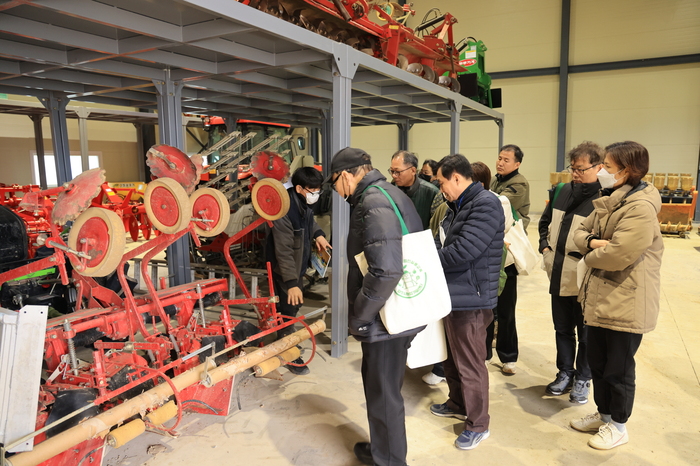 양주시(시장 강수현)는 10일 신규농업인이 성공적으로 양주에 정착할 수 있도록 실시한‘2023 신규농업인 기초영농기술교육’을 성공적으로 마치고 수료식을 가졌다.