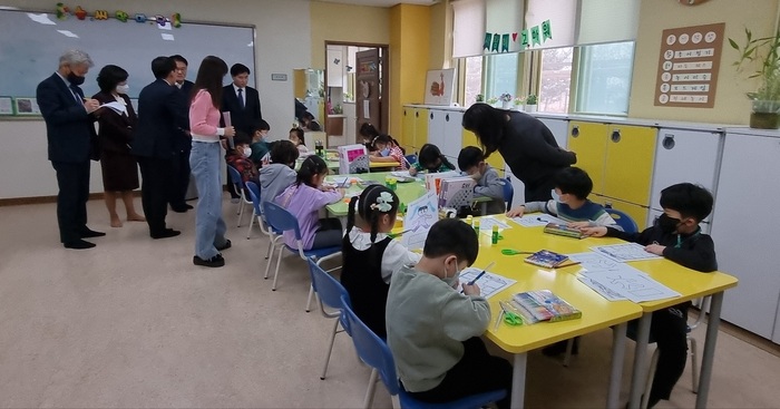 경기도교육청(교육감 임태희)이 맞춤형 교육과 돌봄의 통합 서비스를 제공하는 늘봄학교 80교를 시범 운영해 학부모들이 안심하고 자녀를 맡길 수 있는 교육환경을 조성한다.