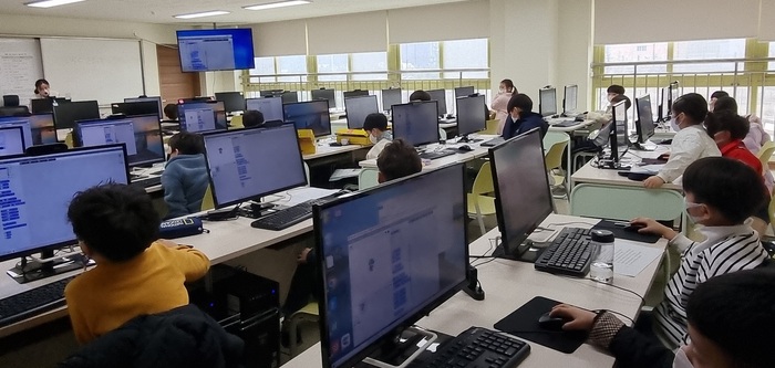 경기도교육청(교육감 임태희)이 맞춤형 교육과 돌봄의 통합 서비스를 제공하는 늘봄학교 80교를 시범 운영해 학부모들이 안심하고 자녀를 맡길 수 있는 교육환경을 조성한다.