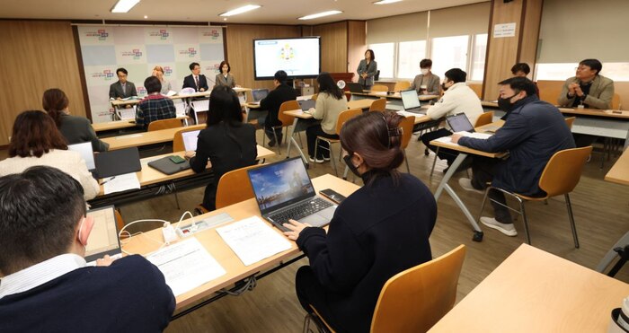 경기도교육청(교육감 임태희)이 9일 ‘인공지능(AI) 활용 학생 맞춤형 교육, 1인 1 스마트기기 보급 및 활용, 디지털 시민교육 추진계획’을 발표하고 에듀테크 활용 교육 활성화로 미래교육 중심의 학교 교육과정을 실행해 나간다.