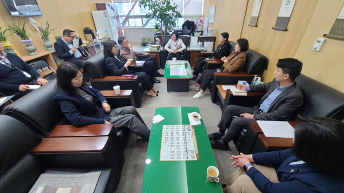 성남시의회 행정교육위원회(위원장 박경희)는 10일(금) 16시 30분, 성남시의회 행정교육위원장실에서 이진찬 성남시 부시장과 정책간담회를 가졌다.