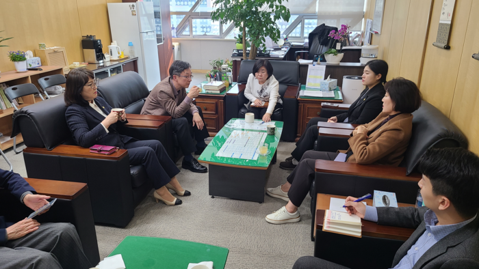 성남시의회 행정교육위원회(위원장 박경희)는 10일(금) 16시 30분, 성남시의회 행정교육위원장실에서 이진찬 성남시 부시장과 정책간담회를 가졌다.