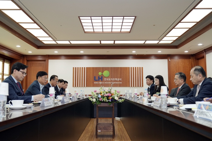 신상진 성남시장은 10일 오후 이한준 한국토지주택공사(LH) 사장과 만나 지역 현안 해결을 위해 힘을 모으기로 했다.