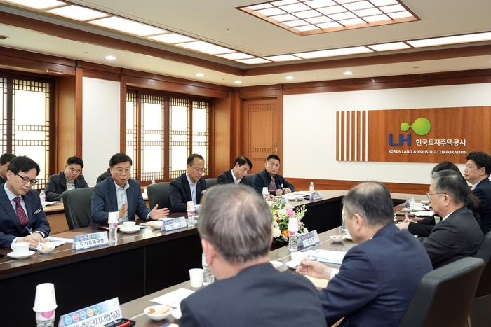 신상진 성남시장은 10일 오후 이한준 한국토지주택공사(LH) 사장과 만나 지역 현안 해결을 위해 힘을 모으기로 했다.