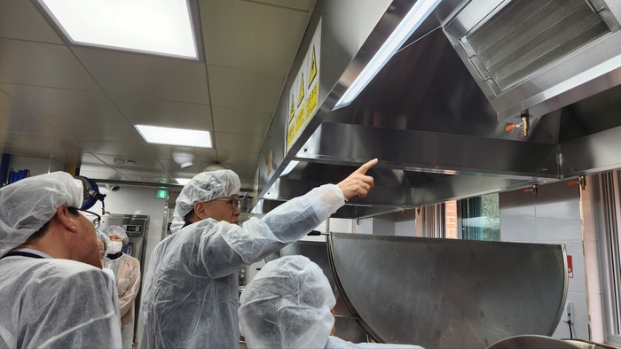 경기도교육청(교육감 임태희)이 급식종사자 건강, 환기시설, 배치기준에 대한 개선방안과 학교급식 발전 방향을 모색하기 위해 현장과 소통했다.