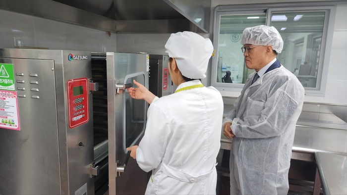 경기도교육청(교육감 임태희)이 급식종사자 건강, 환기시설, 배치기준에 대한 개선방안과 학교급식 발전 방향을 모색하기 위해 현장과 소통했다.