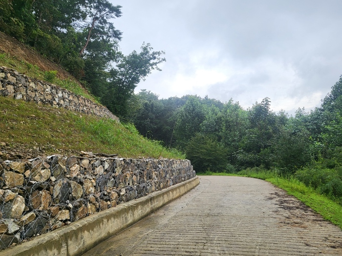 용인특례시가 지난해 재해복구작업을 완료한 원삼면 좌항리 임도 모습