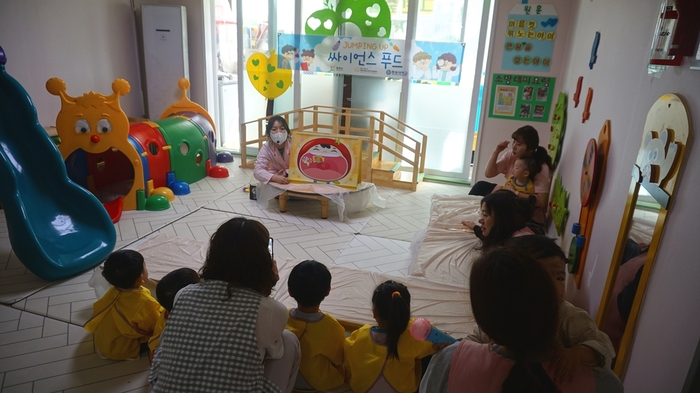 광주시 어린이급식관리지원센터는 오는 10월까지 관내 등록된 어린이급식소 30개소의 영·유아 500여명을 대상으로 특화사업 ‘Jumping Up 싸이언스 푸드’를 실시한다