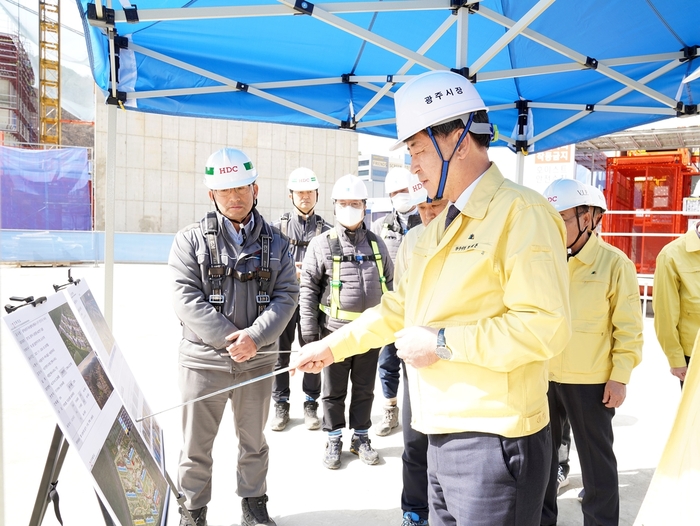 광주시(시장 방세환)는 해빙기 대비 공동주택 건설 현장의 안전사고 예방 및 시공 품질 확보를 위해 착공 및 준공 단지 14곳을 대상으로 안전 및 품질 점검을 완료했다고 28일 밝혔다.