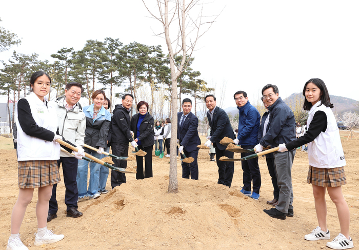 28일 오후 광명 새빛공원에서 열린 광명시 '기후위기 대응' 주제 맞손토크에서 김동연 경기도지사, 박승원 광명시장, 양기대 국회의원, 임오경 국회의원, 김용성 경기도의원, 최민 겸기도의원, 광명시 1.5℃ 기후의병 등이 나무심기를 마치고 기념촬영을 하고있다.     ©