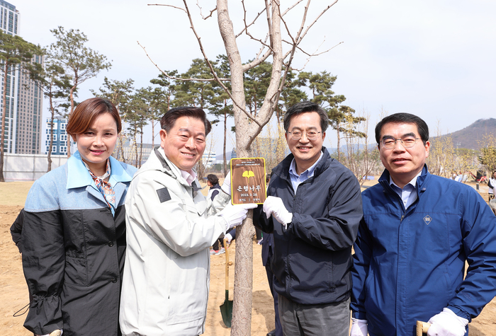 28일 오후 광명 새빛공원에서 열린 광명시 '기후위기 대응' 주제 맞손토크에서 김동연 경기도지사, 박승원 광명시장, 양기대 국회의원, 임오경 국회의원 등이 나무심기를 마치고 기념촬영을 하고있다.     ©