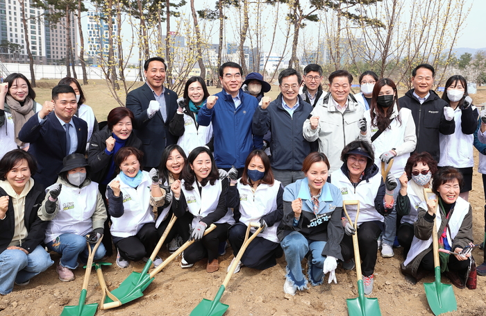 28일 오후 광명 새빛공원에서 열린 광명시 '기후위기 대응' 주제 맞손토크에서 김동연 경기도지사, 박승원 광명시장, 양기대 국회의원, 임오경 국회의원, 김용성 경기도의원, 최민 겸기도의원, 광명시 1.5℃ 기후의병 등이 나무심기를 마치고 기념촬영을 하고있다.     ©