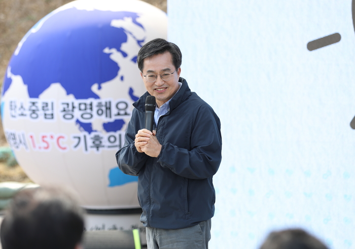 28일 오후 광명 새빛공원에서 열린 광명시 '기후위기 대응' 주제 맞손토크에서 김동연 경기도지사가 소통 토크에 참여하고 있다.     ©