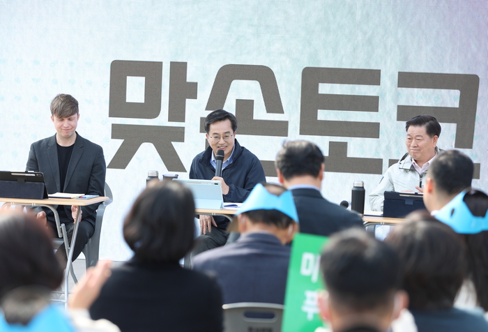 28일 오후 광명 새빛공원에서 열린 광명시 '기후위기 대응' 주제 맞손토크에서 김동연 경기도지사가 소통 토크에 참여하고 있다.     ©