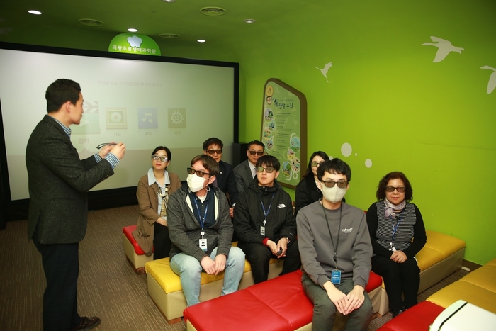 3D 영상 시연을 하고 있다.