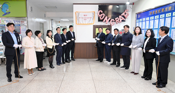 안산시 시민동행위원회(위원장 이민근 안산시장, 이하 위원회)는 지난 29일 시민동행위원회 사무국 현판제막식을 갖고 본격적인 운영에 들어간다