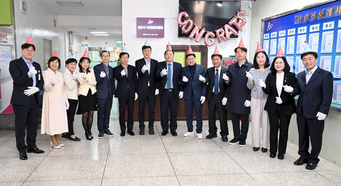 안산시 시민동행위원회(위원장 이민근 안산시장, 이하 위원회)는 지난 29일 시민동행위원회 사무국 현판제막식을 갖고 본격적인 운영에 들어간다