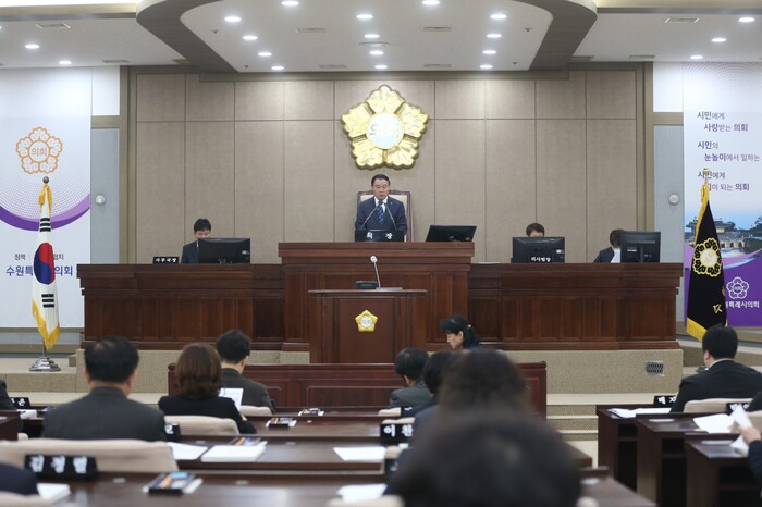 수원특례시의회(의장 김기정)는 30일 제2차 본회의를 끝으로 8일간 진행한 제374회 임시회를 마무리했다.