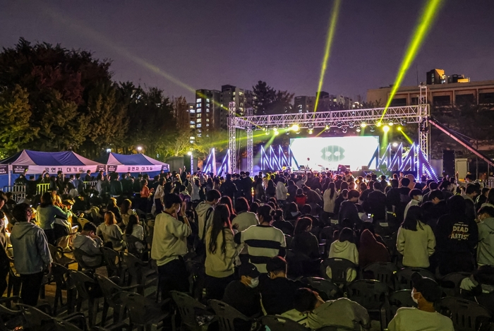 시흥시(시장 임병택)는 ‘2023 시흥시청소년동아리지원사업’ 진행으로 4억5천만원을 지원하며 많은 청년의 적극적인 참여를 기다린다.