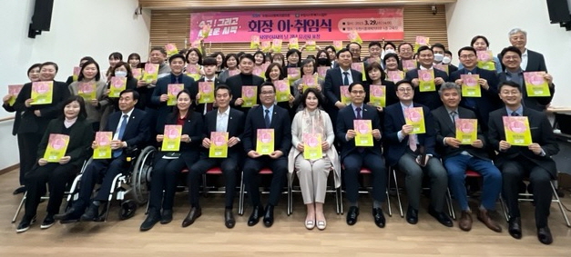 수원시사회복지협의회, 수원시사회복지사협회 관계자들이 이·취임식 후 함께하고 있다.