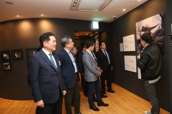 안양시는 30일 김중업건축박물관에서 목민관 클럽 제2차 정기포럼을 열었다