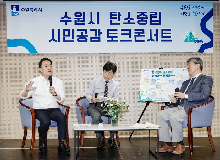 이재준 시장(왼쪽)이 토크콘서트에서 발언하고 있다.