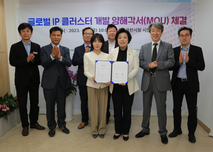 과천시, 글로벌 IP 클라우드 개발 양해각서 체결(사진 앞쪽 가운데 좌 한정화 대표, 우 신계용 과천시장)