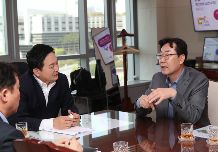 정명근 화성시장이 10일, 국토교통부에서 원희룡 국토교통부 장관을 만나 현안사업의 조속한 추진을 건의했다.