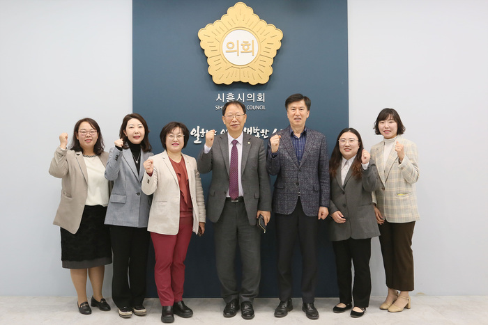 경기 시흥시의회(의장 송미희)는 4월 11일 ‘시흥시 어린이·사회복지 급식관리지원센터 설치 및 운영에 관한 조례’를 제정하기 위해 간담회를 가졌다. 윤석경 의원(왼쪽에서 세번째), 성훈창 의원(가운데)