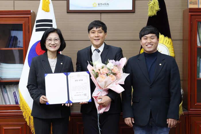 광주시의회(의장 주임록)는 지난 11일, 4월의 칭찬릴레이 칭찬 공무원으로 교통과 김대길(지방시설주사보) 주무관을 선정하여 의장실에서 증서를 수여했다.