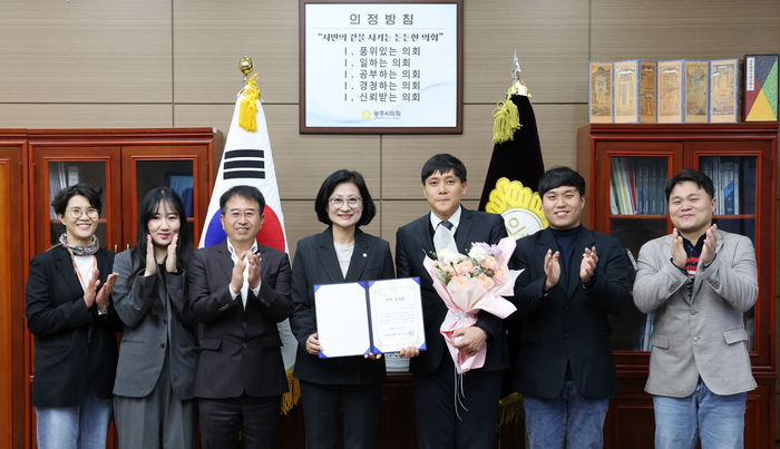 광주시의회(의장 주임록)는 지난 11일, 4월의 칭찬릴레이 칭찬 공무원으로 교통과 김대길(지방시설주사보) 주무관을 선정하여 의장실에서 증서를 수여했다.