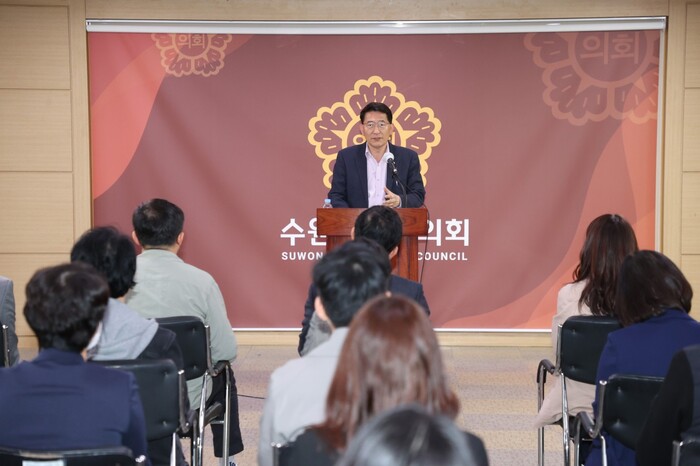 수원특례시의회 김기정 의장은 11일 의회 세미나실에서 의회사무국 직원을 격려하고 소통의 시간을 가졌다.