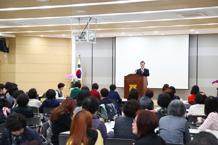 김성제 의왕시장이 4월 11일 의왕농협 본점에서 열린 ‘의왕농협 주부대학 제33기 개강식’에 참석,