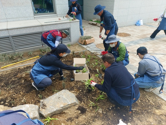 새빛수원 손바닥정원단과 수원시 연화장 직원이 손바닥정원을 조성하고 있다.