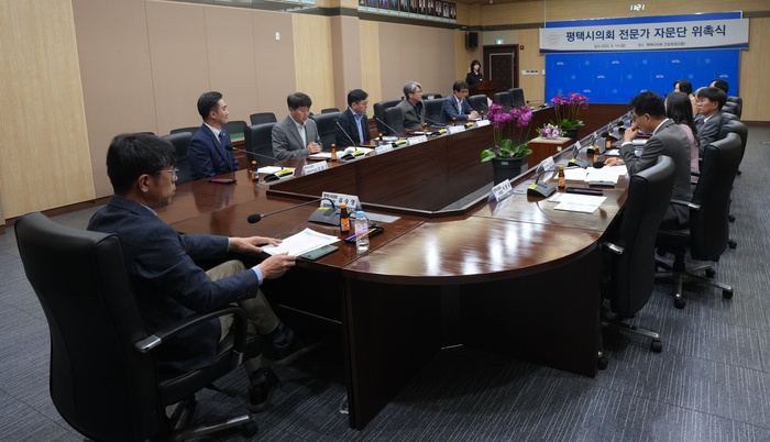 평택시의회(의장 유승영)는 14일 시의회 3층 간담회장에서 ‘평택시의회 전문가 자문단 위촉식’을 개최했다.