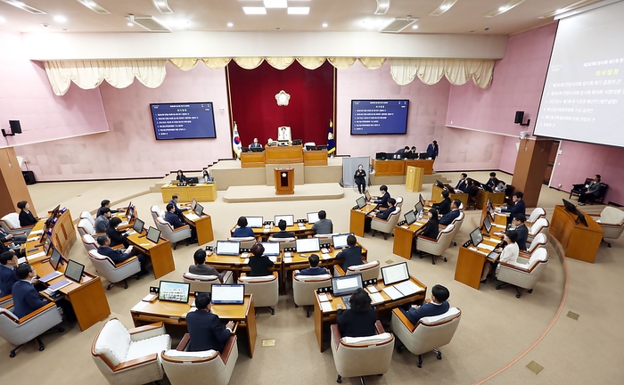 안양시의회(의장 최병일)는 지난 20일부터 13일 간의 일정으로 제283회 임시회 회기에 들어갔다고 밝혔다.