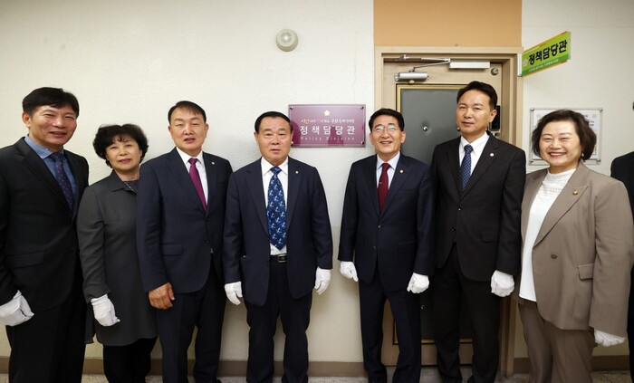 수원특례시의회(의장 김기정)는 4월 20일, ‘수원특례시의회 정책담당관’ 출범 기념 현판식을 개최하였다. (왼쪽부터 - 곽도용 의회사무국장, 국민의힘 이재선 대표, 문화체육교육위원회 조문경 위원장, 이재식 부의장, 김기정 의장, 의회운영위원회 강영우 위원장, 기획경제위원회 유준숙 위원장)