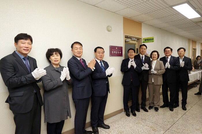 수원특례시의회(의장 김기정)는 4월 20일, ‘수원특례시의회 정책담당관’ 출범 기념 현판식을 개최하였다. (왼쪽부터 - 곽도용 의회사무국장, 국민의힘 이재선 대표, 문화체육교육위원회 조문경 위원장, 이재식 부의장, 김기정 의장, 의회운영위원회 강영우 위원장, 기획경제위원회 유준숙 위원장, 복지안전위원회 정영모 위원장, 박사승 기획조정실장)