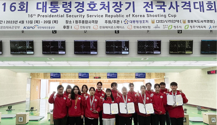 서산시청 사격팀 기념촬영 모습(왼쪽부터 황윤삼 코치, 김희선, 오정은, 김예슬, 염다은, 김기원, 유현영, 박성현, 이은서, 강준기, 박해미, 소승섭, 정미라, 박신영 감독, 최보람)