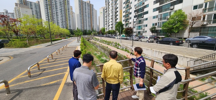 의왕시 김영수 부시장은 지난 24일 갈미중앙공원, 포일근린공원, 양지천 및 백운호수공원 조성사업 현장을 찾아 추진상황을 직접 살펴보고, 중대재해예방 관련 현장 안전 관리실태 등을 점검했다.