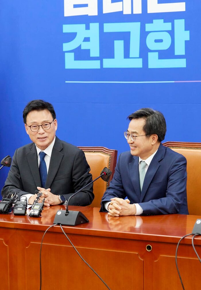 2일 김동연 경기도지사와 박광온 더불어민주당 신임 원내대표가 인사를 나누고 있다. (SNS 캡쳐)