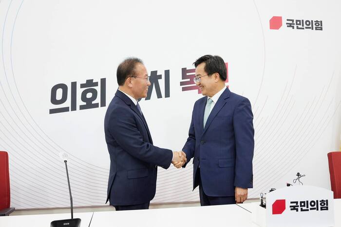 2일 김동연 경기도지사와 윤재옥 국민의힘 신임 원내대표가 인사를 나누고 있다. (SNS 캡쳐)