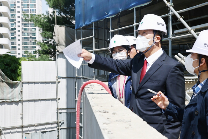 김성제 의왕시장이 3일 의왕시 오전커뮤니티센터 신축공사장을 찾아 현장을 점검했다.