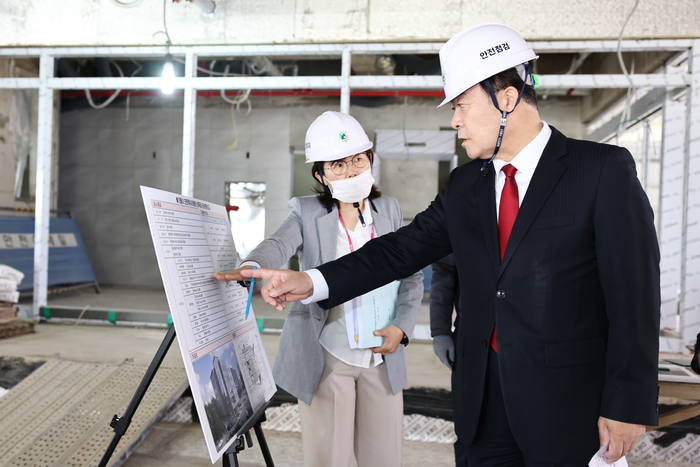 김성제 의왕시장이 3일 의왕시 오전커뮤니티센터 신축공사장을 찾아 현장을 점검했다.