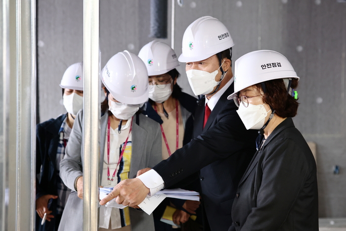 김성제 의왕시장이 3일 의왕시 오전커뮤니티센터 신축공사장을 찾아 현장을 점검했다.