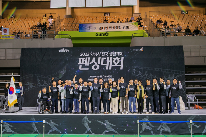 화성시의회는 5일 화성종합경기타운에서 개최되는 화성시 전국생활체육 펜싱대회에 참석해 참가 선수들을 격려, 이날 대회에는 김경희 의장, 이해남 교육복지위원장, 김종복 의회운영위 부위원장, 김상균 도시건설위 부위원장, 송선영, 이계철, 이용운, 장철규 의원을 비롯한 화성시장, 국회의원, 도의원, 화성시펜싱협회 관계자 등 약 400명이 참석해 경기 개막을 축하했다.