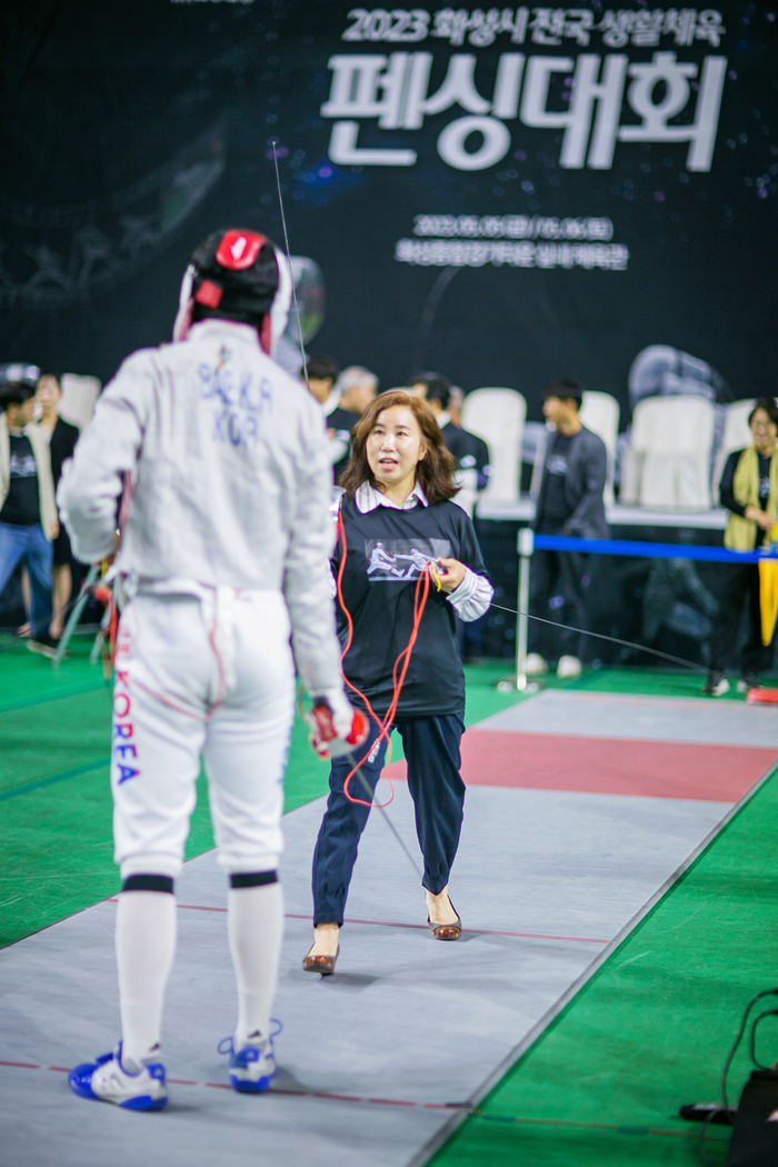 화성시의회는 5일 화성종합경기타운에서 개최되는 화성시 전국생활체육 펜싱대회에 참석해 참가 선수들을 격려, 이날 대회에는 김경희 의장, 이해남 교육복지위원장, 김종복 의회운영위 부위원장, 김상균 도시건설위 부위원장, 송선영, 이계철, 이용운, 장철규 의원을 비롯한 화성시장, 국회의원, 도의원, 화성시펜싱협회 관계자 등 약 400명이 참석해 경기 개막을 축하했다.  (김경희 의장이 펜시 샤브르 자세를 취하고 있다.)