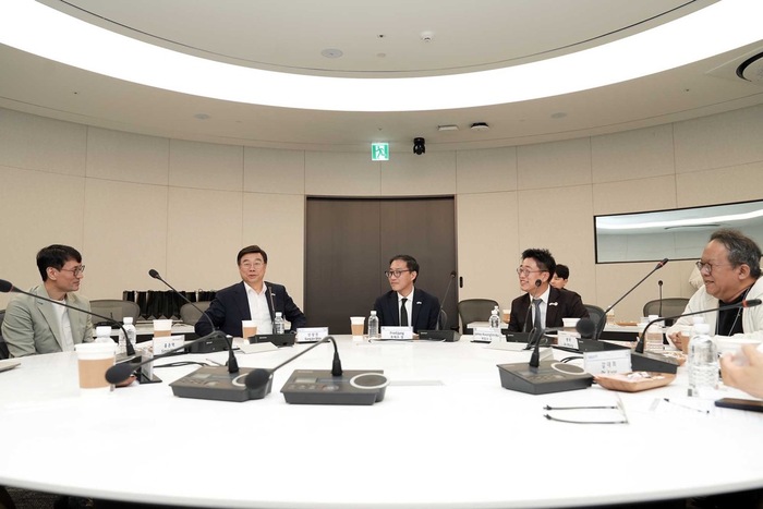 신상진 성남시장은 3일 오후 프레드 정 풀러턴시장과 함께 성남시 분당구 판교에 있는 카카오아지트를 방문, 홍은택 카카오 대표와 황희 카카오헬스케어 대표를 만나 카카오와 상생 협력 프로그램과 디지털 헬스케어사업 공동협력 방안을 논의했다.