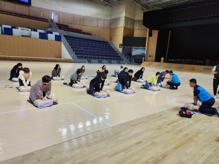 용인도시공사(사장 최찬용)는 지난 3일 실내체육관 비상대응능력 강화를 위해 자체 소방 및 재난대응 훈련을 실시했다